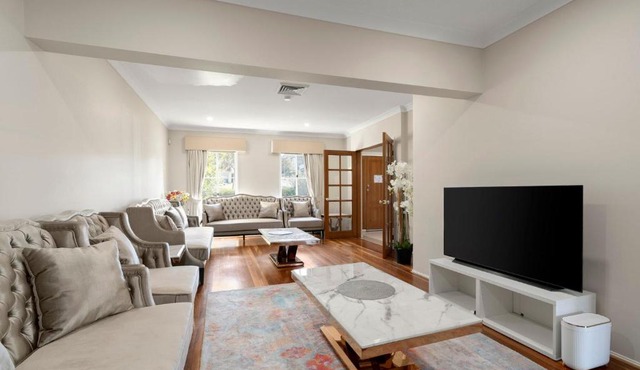 Drumbern Pool House Macquarie Links in Ingleburn