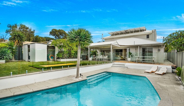 Duncraig Dream with Pool and Alfresco BBQ! in Duncraig