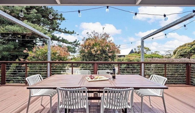 Eagle Bay Beach House - walking distance to beach in Eagle Bay