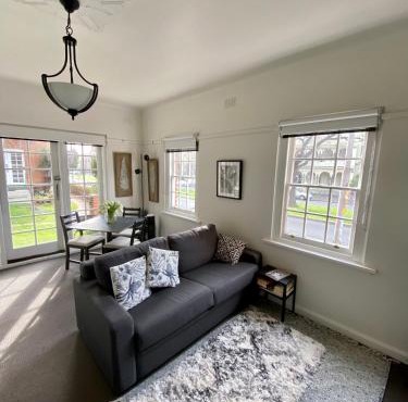 East Melbourne City Studio - Amazing Location & Sunny Charm in Melbourne