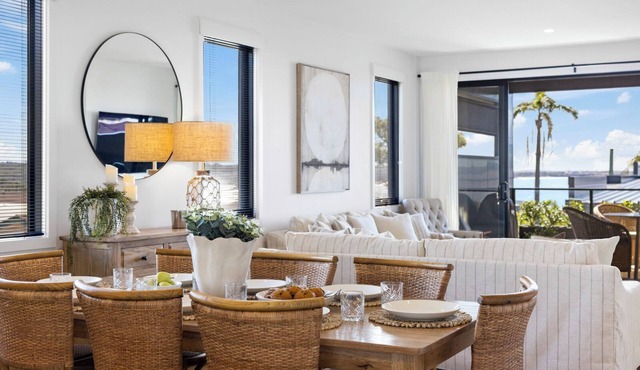 Echoes At Woolgoolga - Luxury Home, Pet Friendly, Walk to Cafes in Woolgoolga