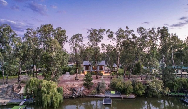 Echuca Riverfront Holiday Home with private pontoon and river access- Banyandah in Wharparilla