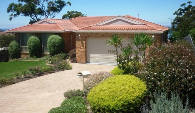 Ella Bleu: 3 bedroom home, so close to town. in Merimbula