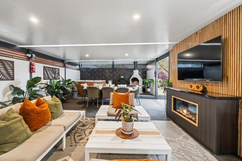 Ellie's Luxe Cottage Escape - Sleeps 8, Spa, Pizza Oven in Coffs Harbour