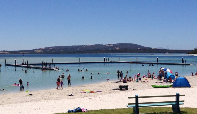 Emu Point Beach Cottage: Oyster Cottage - pet friendly accommodation in Emu Point