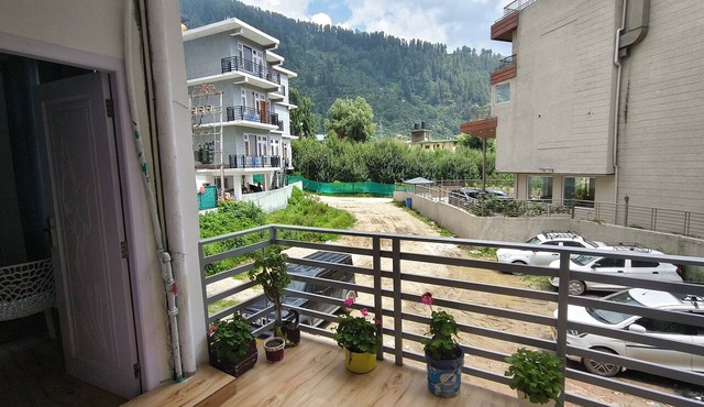 Enjoyable 8-bedroom apartment in charming Manali for your stay
