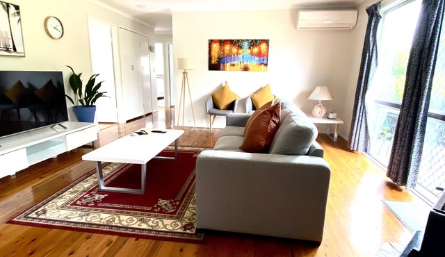 Entire holiday house 4 bedrooms in Centenary Heights