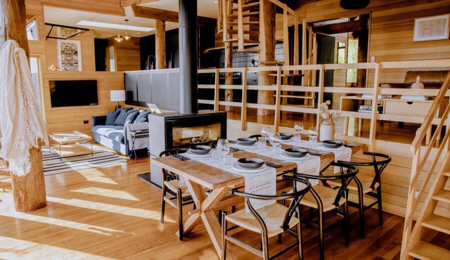 Esk Treehouse Cabin: Unique Home with River Views in Blackstone Heights