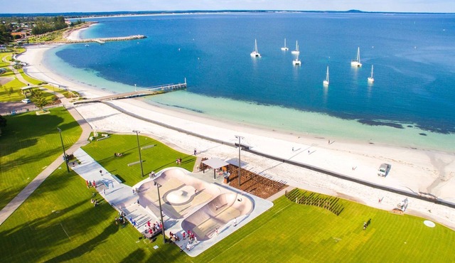 Esperance Esplanade 'Beach House'- Location! Location! in Esperance