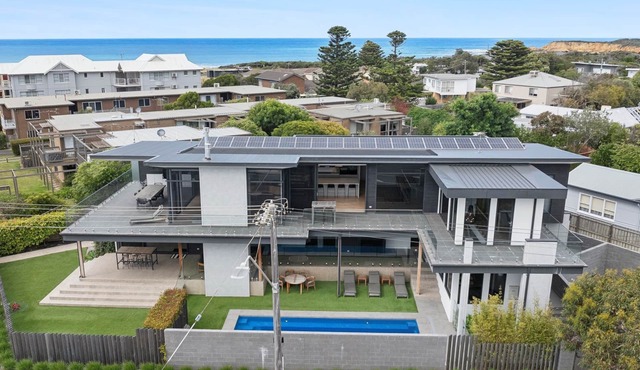 Esplanade Ultimate Luxury Pool & Ocean Views in Torquay