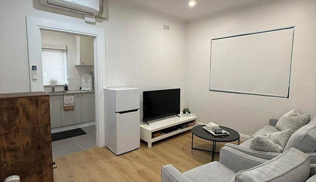 Everything at your doorstep. 25-minute train ride to the heart of the city. in Oakleigh