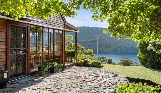 Exclusive Cottage: Views, Gardens, & Fireplaces in Eaglehawk Neck