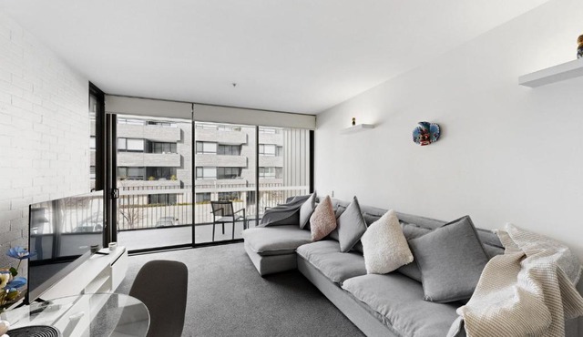 Executive 2-Bed Apartment Near Kingston Hub in Kingston