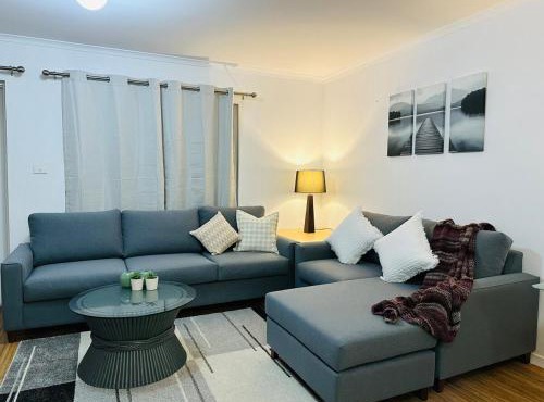 Executive 4BR 3Bath Entire Apartment in Heart of the City & Parking in Canberra