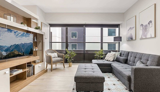 Executive Unit with Pool and Gym near Riverfront in Southbank