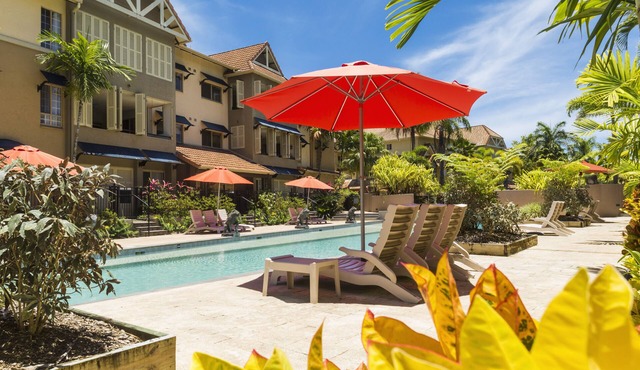 Extra large 2bdrm Mediterranean-Style Resort Apartment - recently refurbished! in Cairns North
