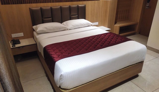 Fabulous 3-bedroom hotel with AC in Anuppanadi