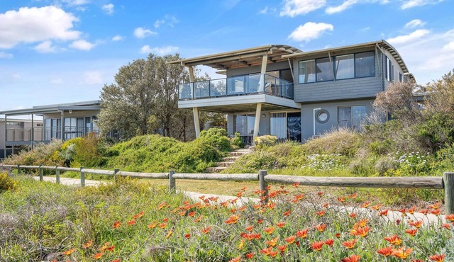 Family friendly beach house - kangaroos nearby, see dolphins from the deck. in Peppermint Grove Beach