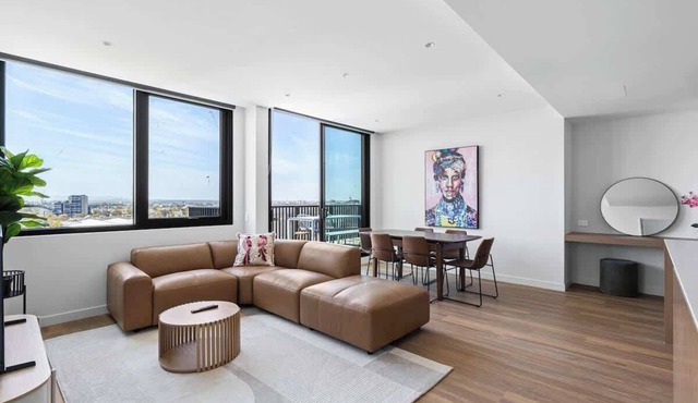 Family Friendly 3BR Apt with Parking & Workspace in Brunswick