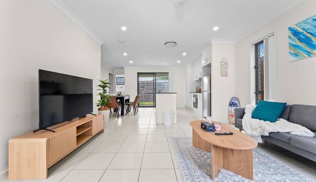 Family Stay |Central Air-Con| Parking| Near Shops in Bellbird Park