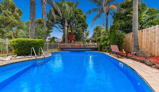 FamParadise: Pool, Cabin, Garden, Peace & More ! in Berwick