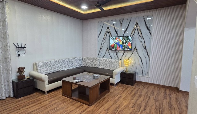 Fantastic 3-bedroom Guest house with AC in enchanting Agra