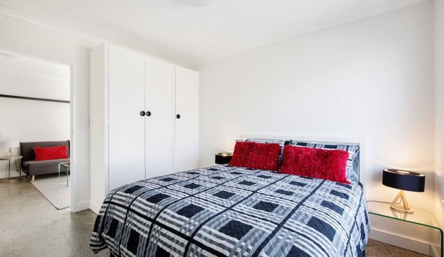 Fly Around Town in Chic Retreat in Albion