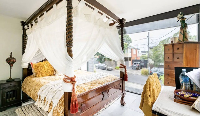 For (2) Guests: Relaxing Bayside Boutique Retreat 1km from Beach. in Melbourne