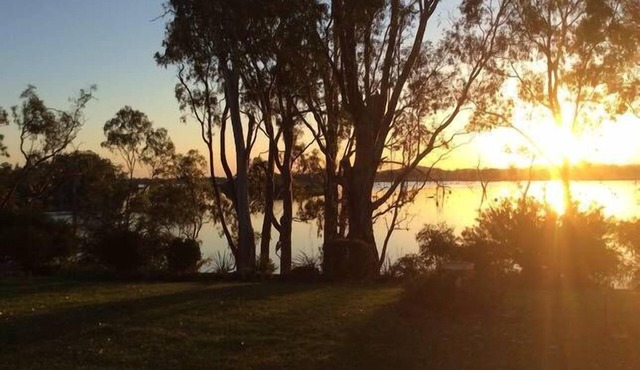 Foxy Lodge - Lakeside getaway in Nagambie