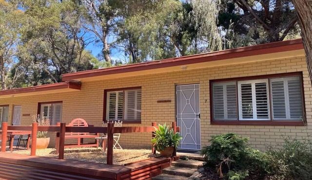 Froggy’s Quarters Cabin 4 - Kangaroo in Halls Gap