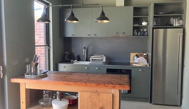Fully equipped Studio on the banks of Myrtle Creek in rural Central Victoria in Sutton Grange