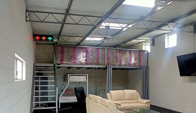 Funky large studio on Strathalbyn in Strathalbyn
