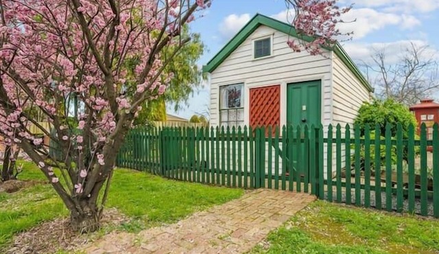 Garden Cottage Studio Double Bed Close to Airport in Sorell
