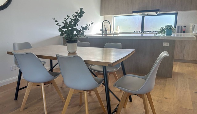 Glen waverley four bedroom townhouse WIFI Garage in Glen Waverley