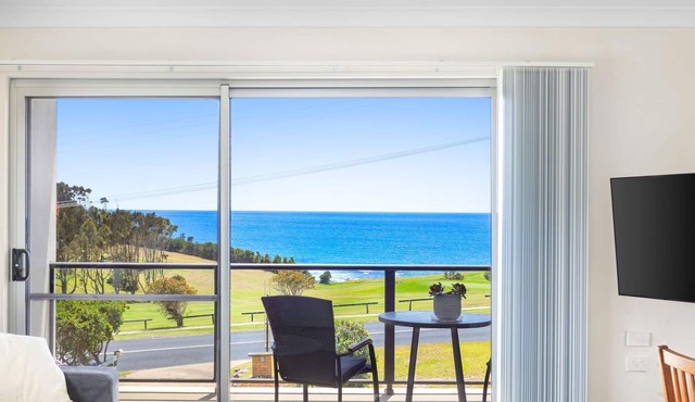 Golfers View Unit 3 - enjoys spectacular views of the ocean and golf course. in Narooma