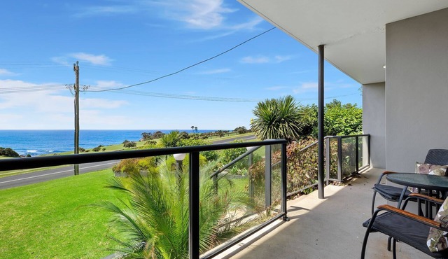 Golfers View Unit 4 - enjoy spectacular views of the ocean and golf course. in Narooma