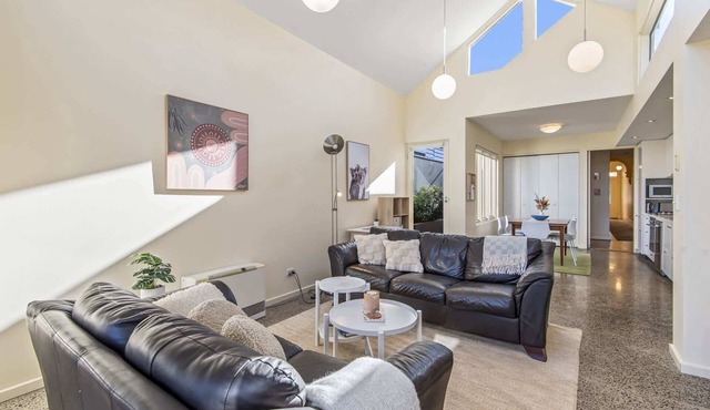 Gorgeous 2-Bed Victorian Home in Artsy Suburb in Brunswick