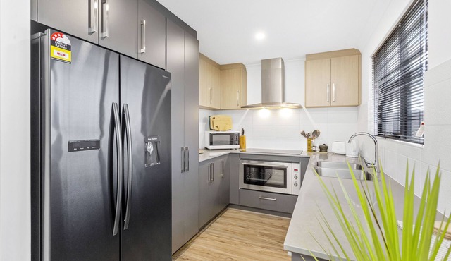 Guildford Family HideawaynModern 2 bedroom, 2 bathroom house.nFree WiFi,parking. in South Guildford