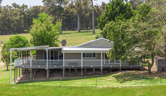 Hampshire Farmhouse - beautifully appointed home in WA's Southern Forests in Upper Warren