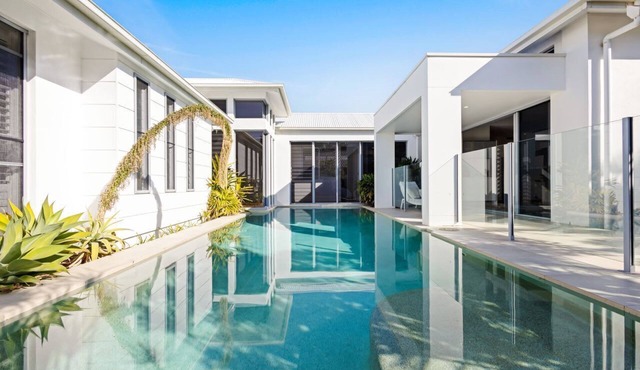 Hampton Beach House on the Waterfront in Buddina