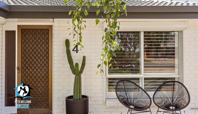 Hampton's Style Holiday Retreat - close to the beach! in Encounter Bay