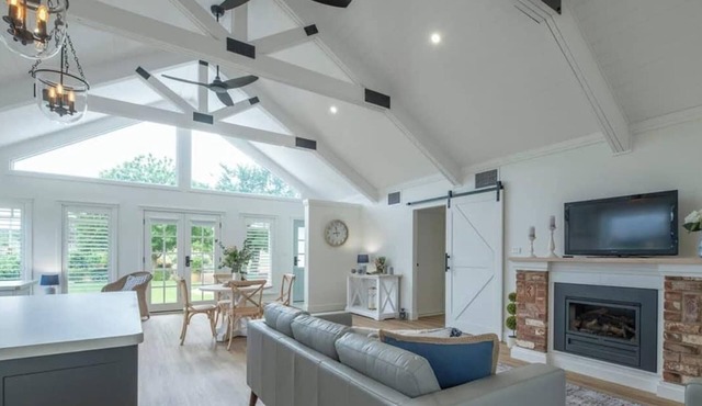 Hamptons Cottage. Views & Fireplace. Dubbo. in Dubbo