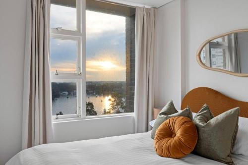 Harbour Horizons - Chic Studio Above Sydney's Icons in Sydney