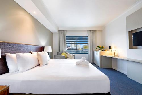 Harbourfront Haven - King Studio with Tropical Pool in Darwin