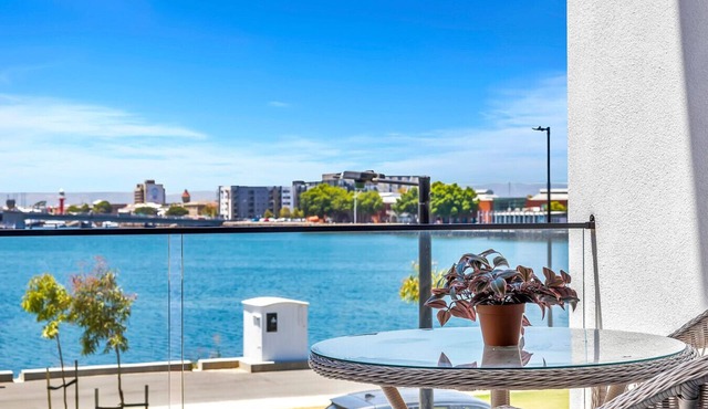 Harbourside Haven | Panoramic Views, Wi-Fi, Luxury in New Port