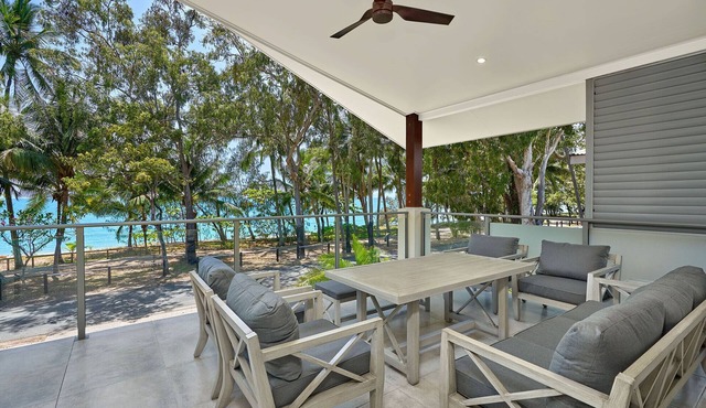 Havannah Beachfront Holiday House with Heated Pool in Cairns