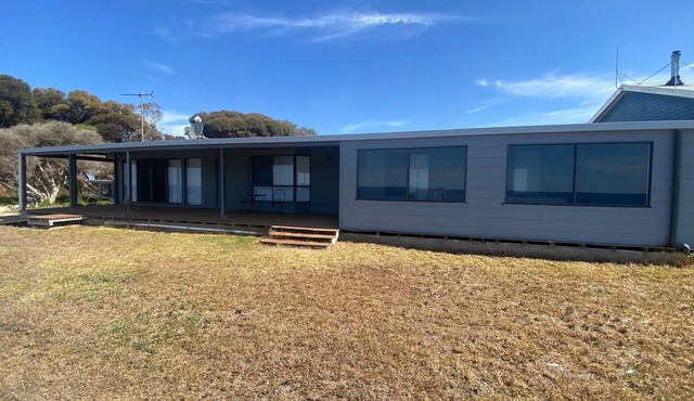 Hendys 346 - Absolute beachfront! Excellent sea views! in Point Turton