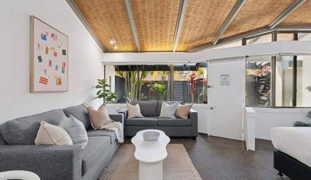 Hibiscus Villa - Pet Friendly, Spacious beachfront studio, private courtyard in Coffs Harbour