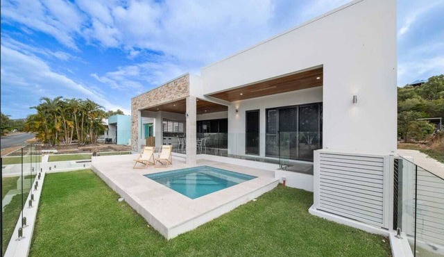 Hideaway Bays Luxury brand new house - across from the beach! in Hideaway Bay