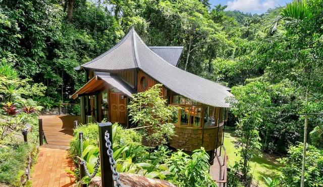 Hideaway Treehouse- A unique escape just 10mins from Cairns CBD in Cairns